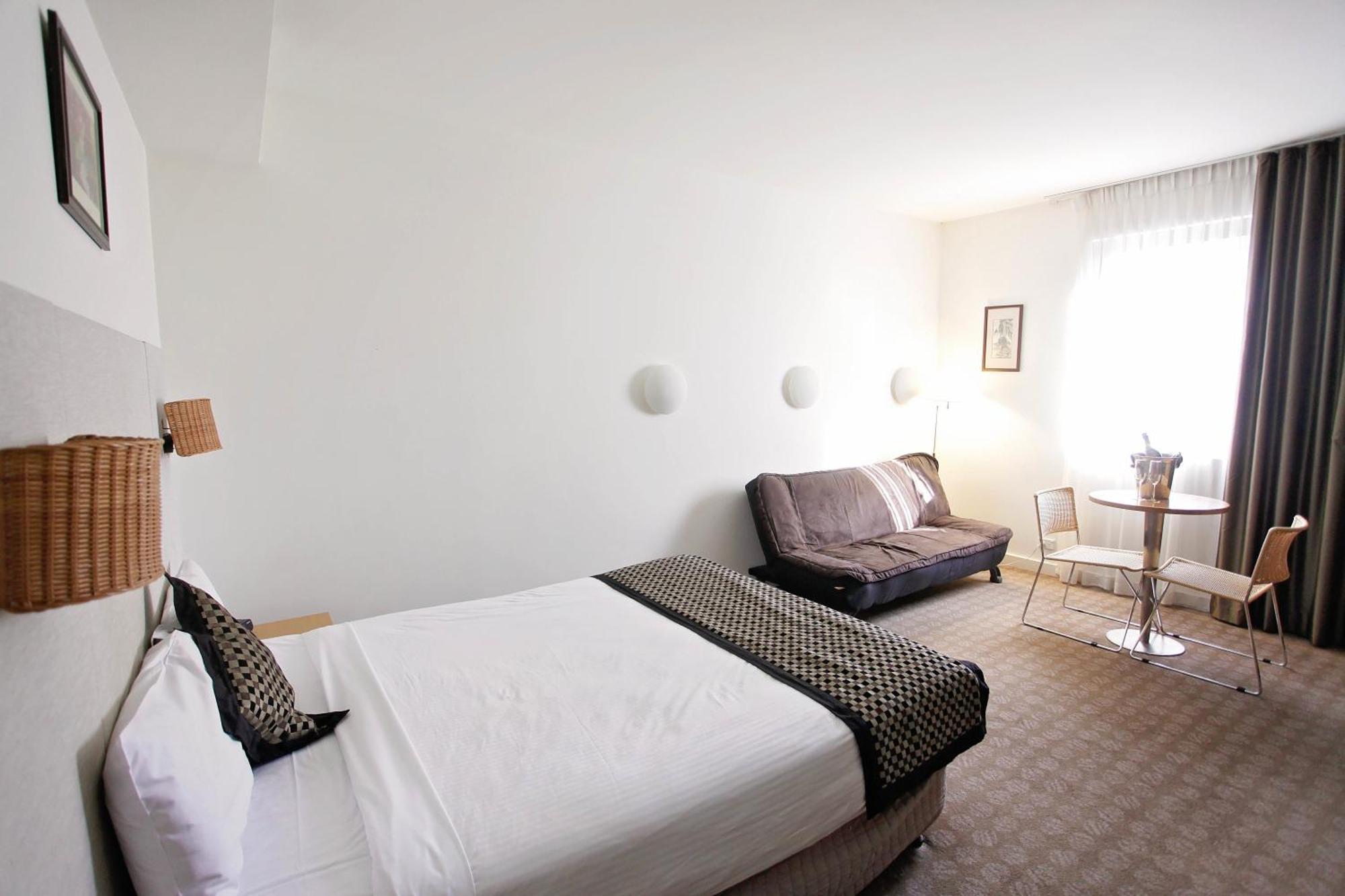 Golden Pebble Hotel Wantirna Room photo