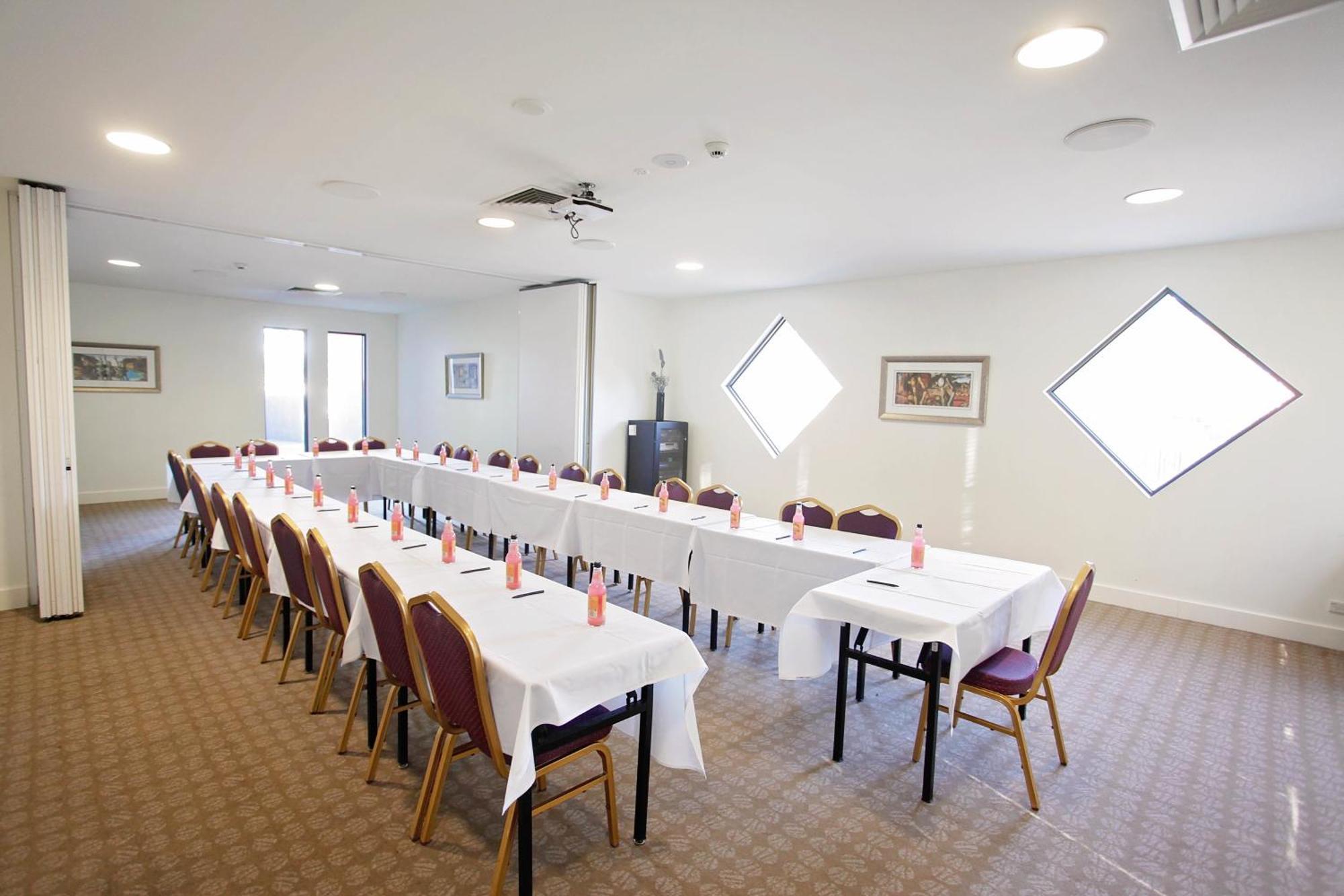Golden Pebble Hotel Wantirna Exterior photo